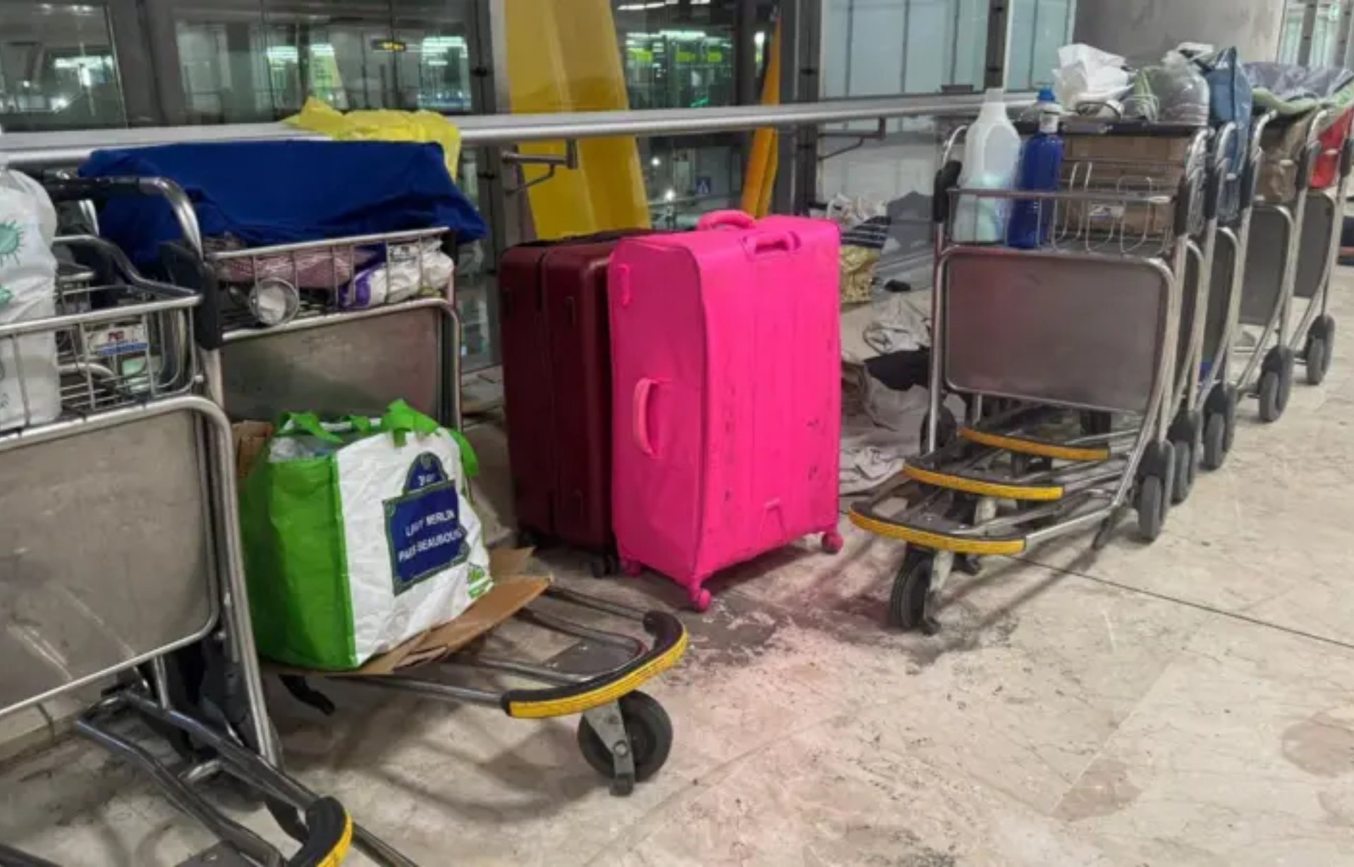 Usaban los carritos portaequipajes para llevar sus cosas y crear un poco de intimidad. BBC Mundo