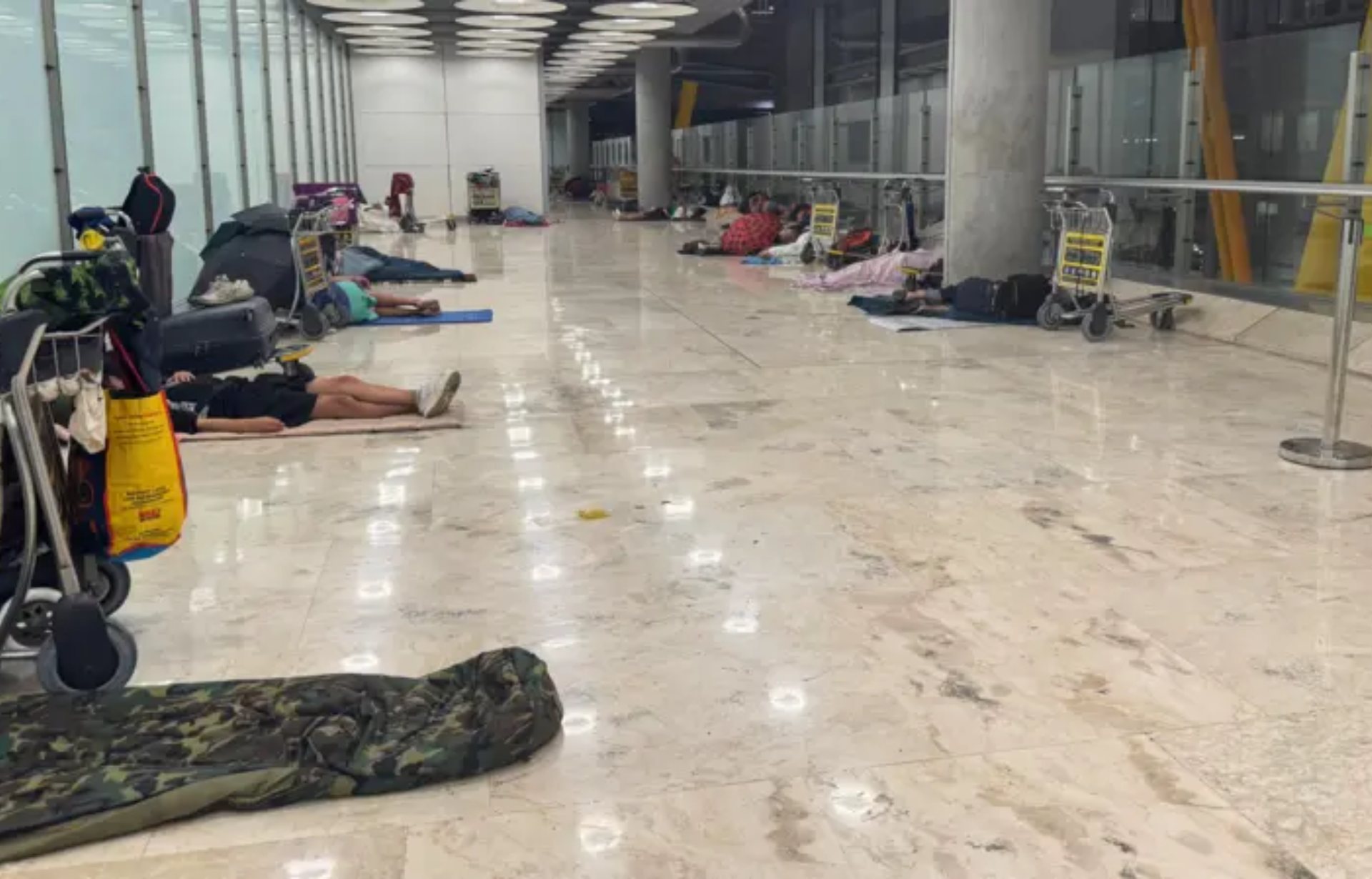 Migrantes y personas sin hogar llegaron a compartir este pasillo mientras dormían en la terminal 4 del aeropuerto de Madrid-Barajas. BBC Mundo