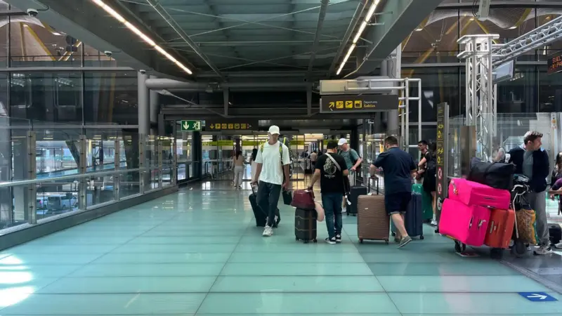 Antes, mientras unos dormían, el trasiego de viajeros continuaba por el resto del aeropuerto de Madrid-Barajas. BBC Mundo