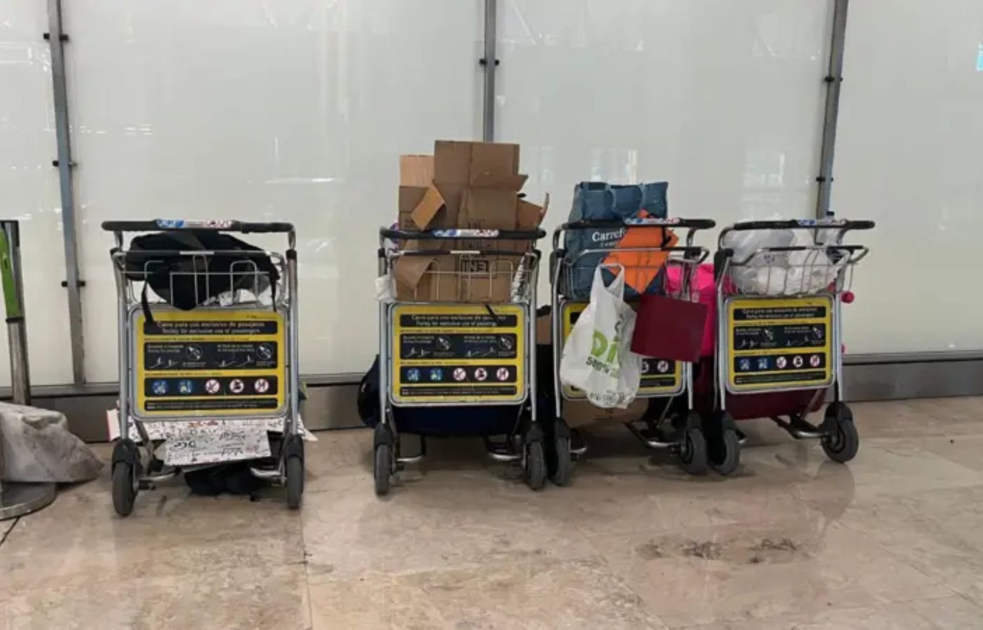 Las personas que dormían en el aeropuerto utilizaban estos carritos portaequipajes para guardar sus enseres. BBC Mundo