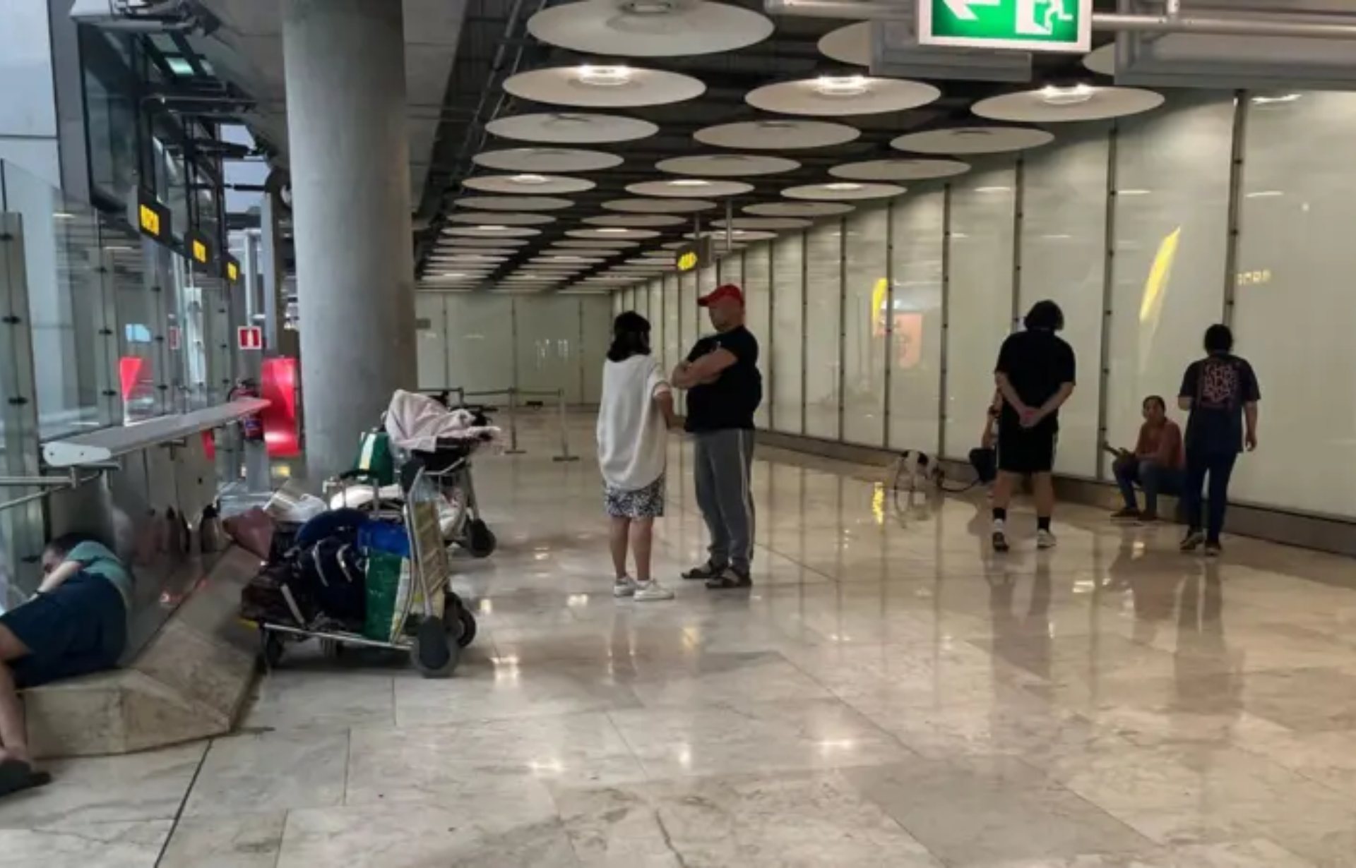 Eligieron el aeropuerto porque ofrecía baños, luz, calor en invierno pero sobre todo, algo muy valioso para quienes dormían en la calle: seguridad. BBC Mundo