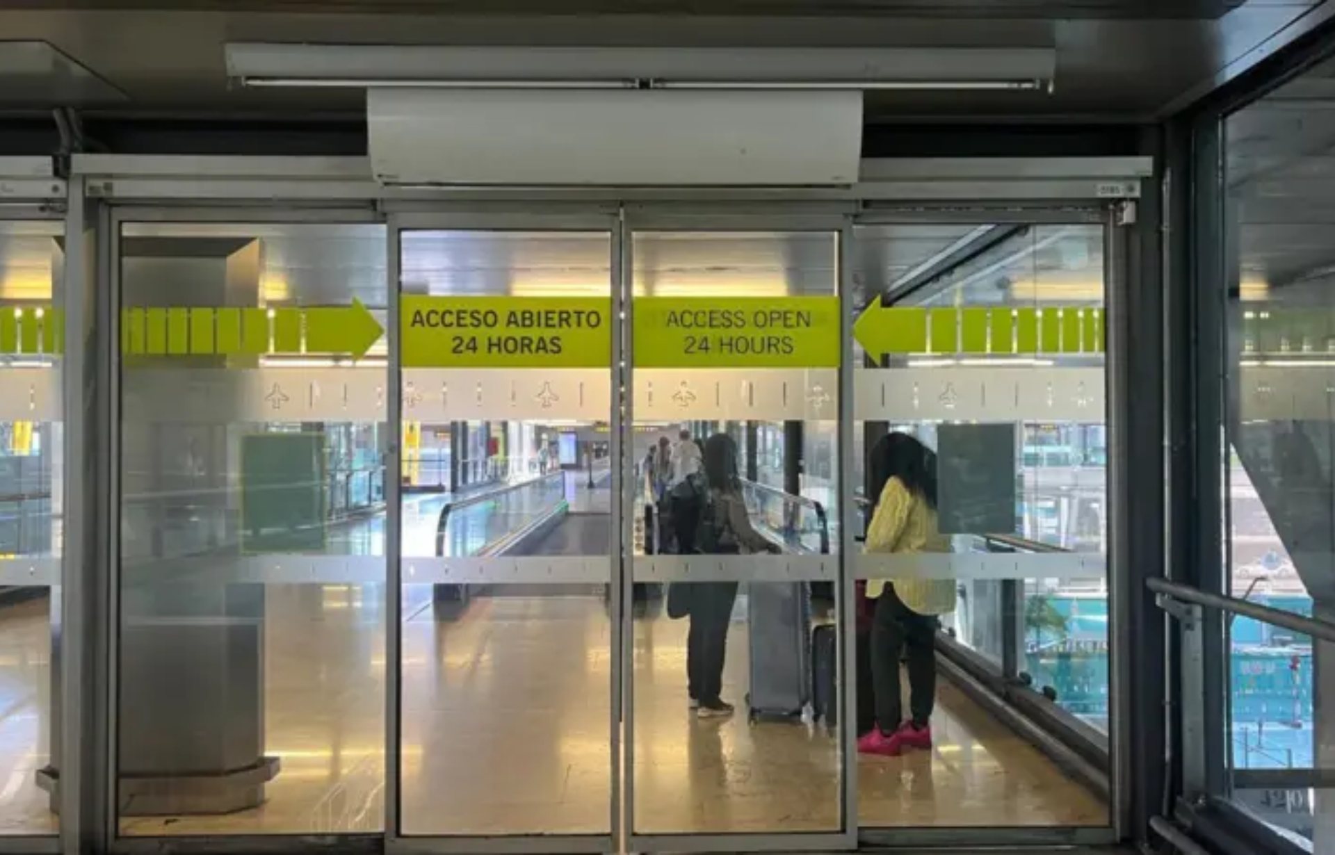 Una de las puertas que permanecen abiertas las 24 horas para poder acceder al aeropuerto. BBC Mundo