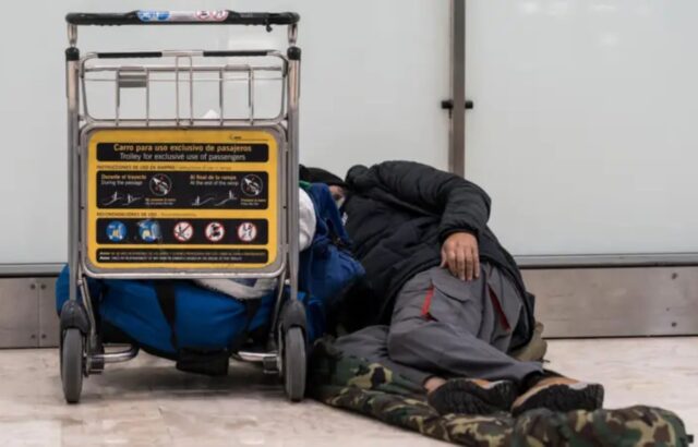 "Prefiero dormir aquí que en la calle": los migrantes y personas sin hogar que encontraron un refugio en el aeropuerto de Madrid durante meses