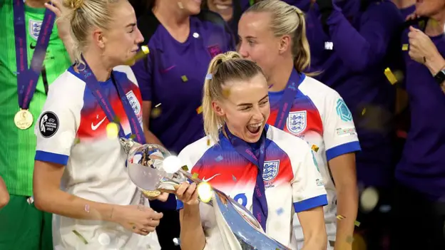 Inglaterra vence a España en los penales en una intensa final y retiene el título de campeona de Europa
