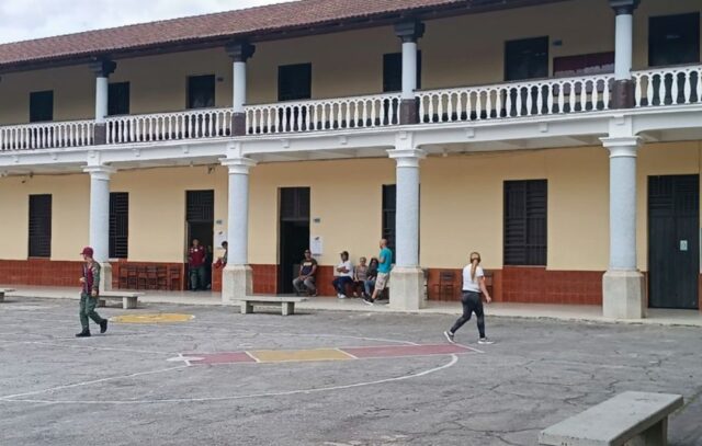 Comandante de la GNB obligó a periodista de El Impulso a borrar fotos de la cobertura electoral