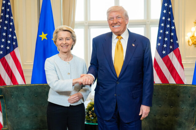 Oposición francesa critica con dureza el acuerdo comercial entre EE UU y la UE