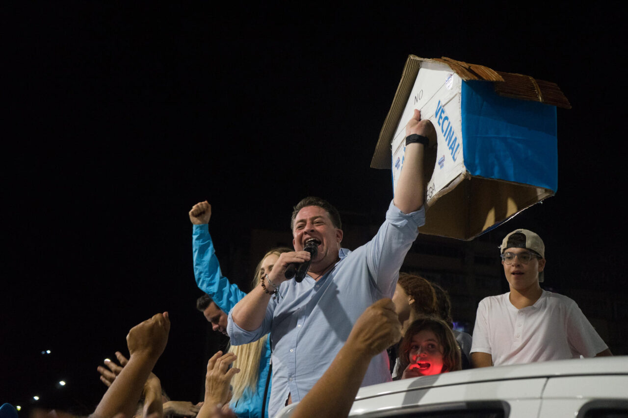 El chavismo gana las principales alcaldías y la oposición conserva municipios caraqueños