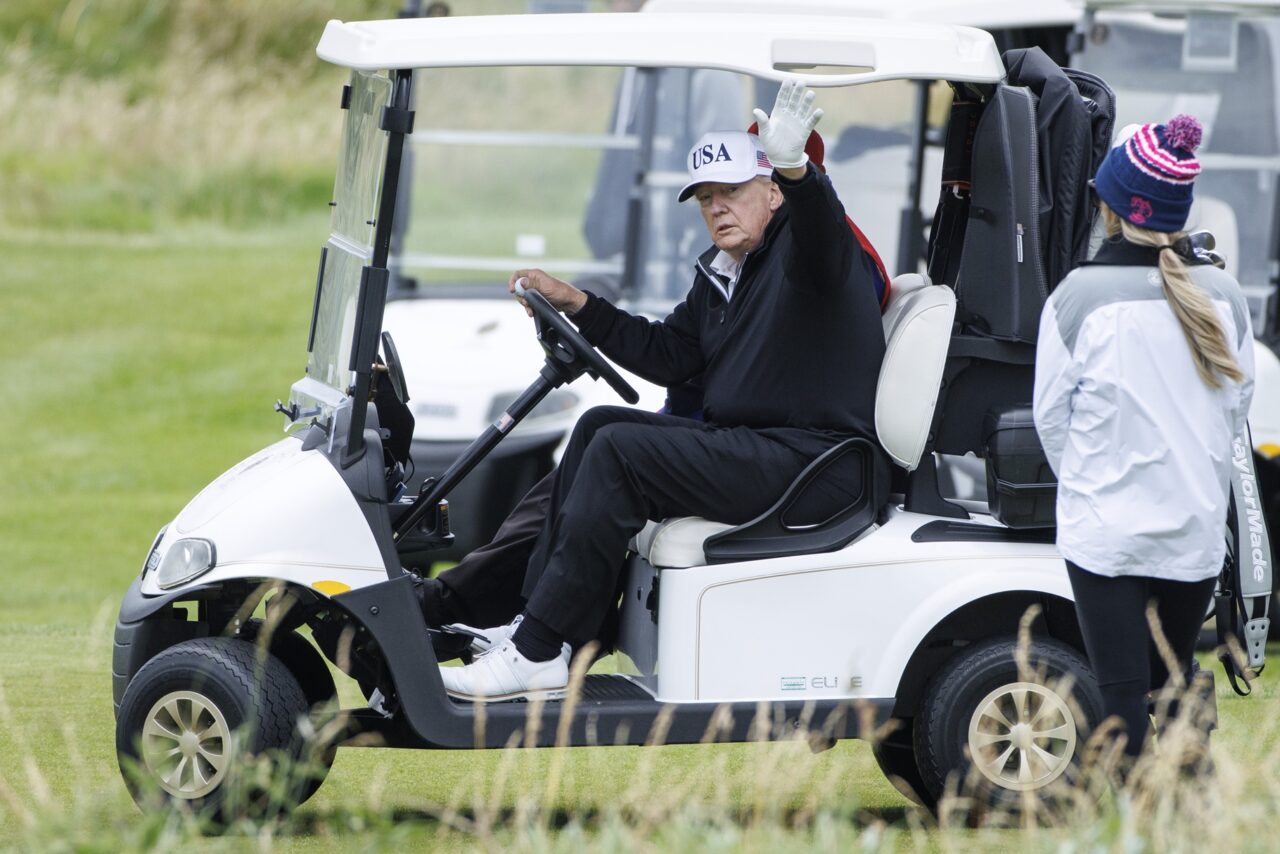 Trump reaviva críticas por uso de la Presidencia para promover negocios personales en Escocia
