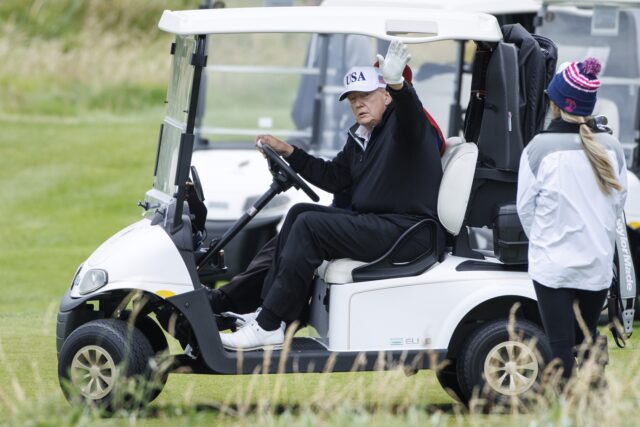 Trump reaviva críticas por uso de la Presidencia para promover negocios personales en Escocia
