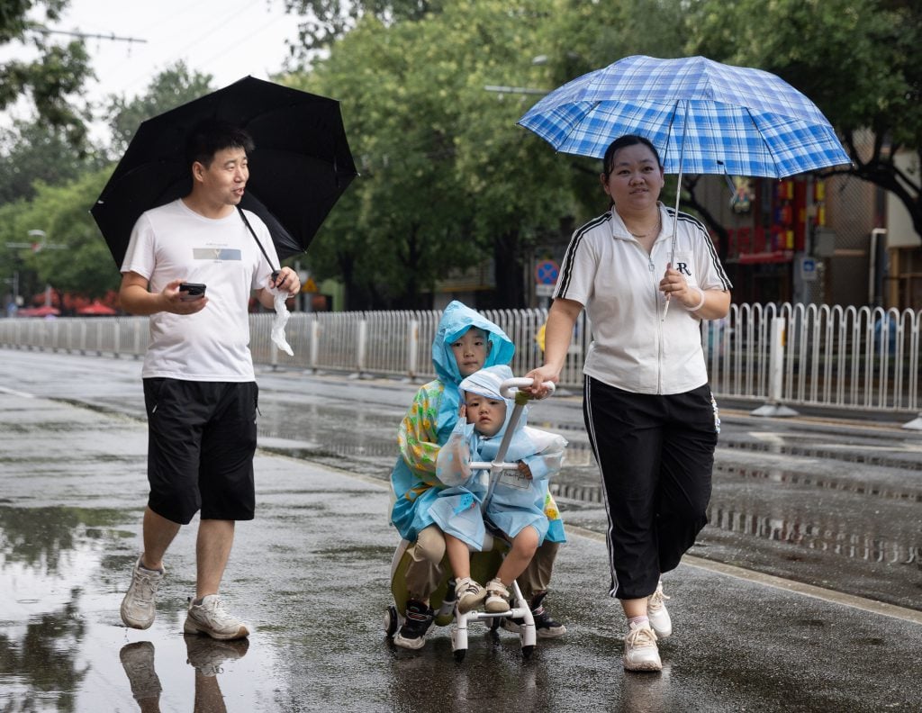 China dará a las familias 500 dólares al año por cada niño menor de tres años