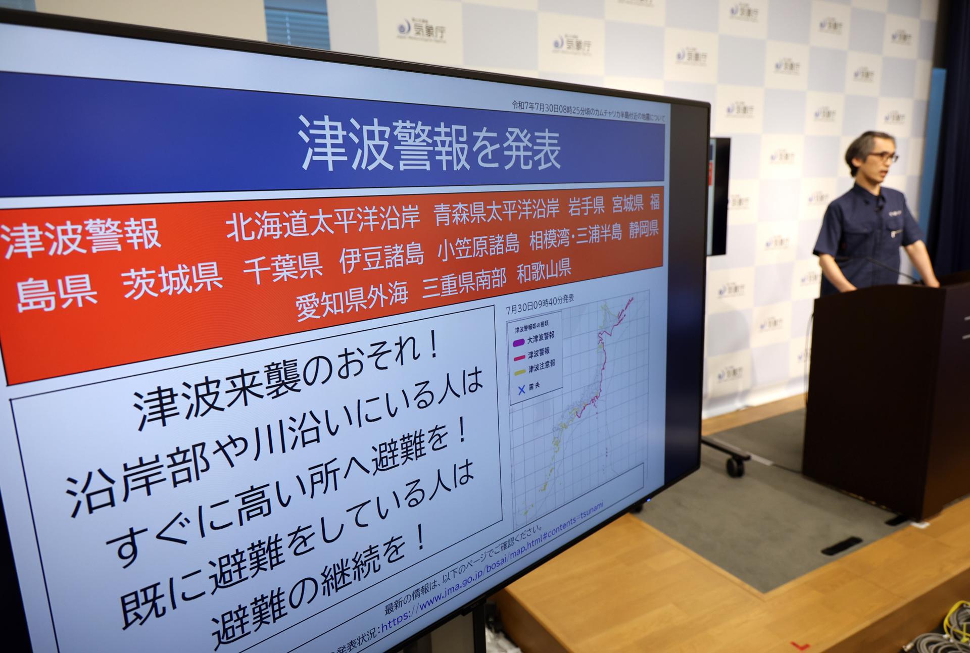 Japón rebaja las alertas de tsunami para varias zonas del país