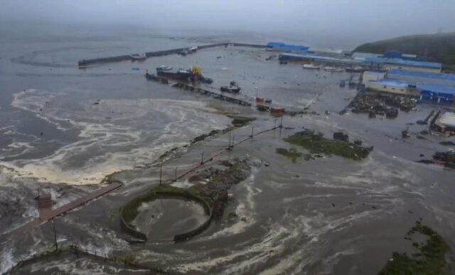 Tsunami golpeó la ciudad rusa de Severo-Kurilsk y dejó edificios sumergidos bajo el agua Tsunami golpeó la ciudad rusa de Severo-Kurilsk y dejó edificios sumergidos bajo el agua