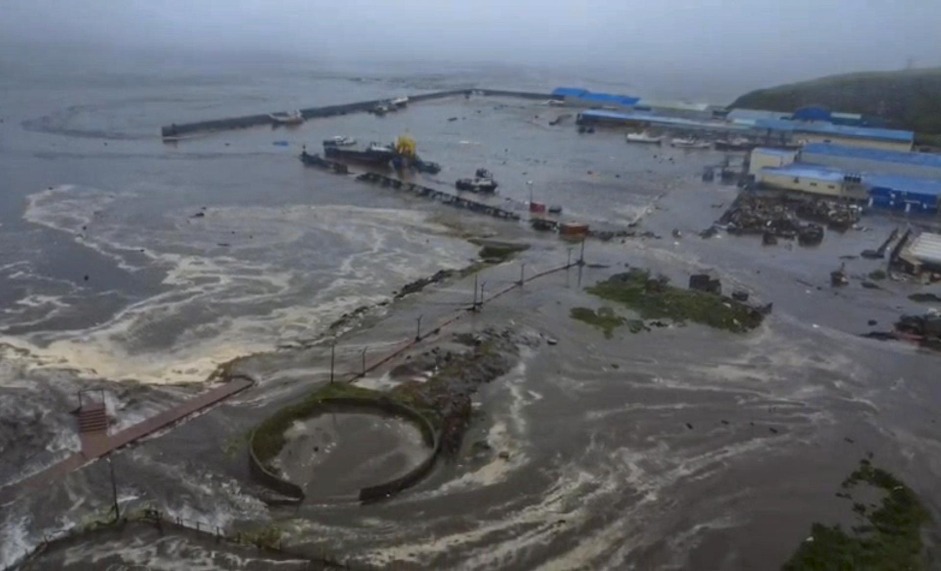 Tsunami golpeó la ciudad rusa de Severo-Kurilsk y dejó edificios sumergidos bajo el agua
