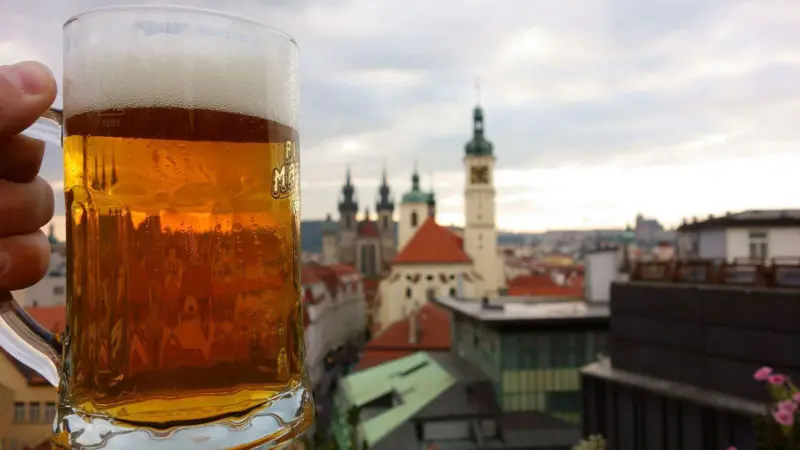 Qué es la "diplomacia de la cerveza" que practica la nación europea donde esta bebida puede ser más barata que el agua