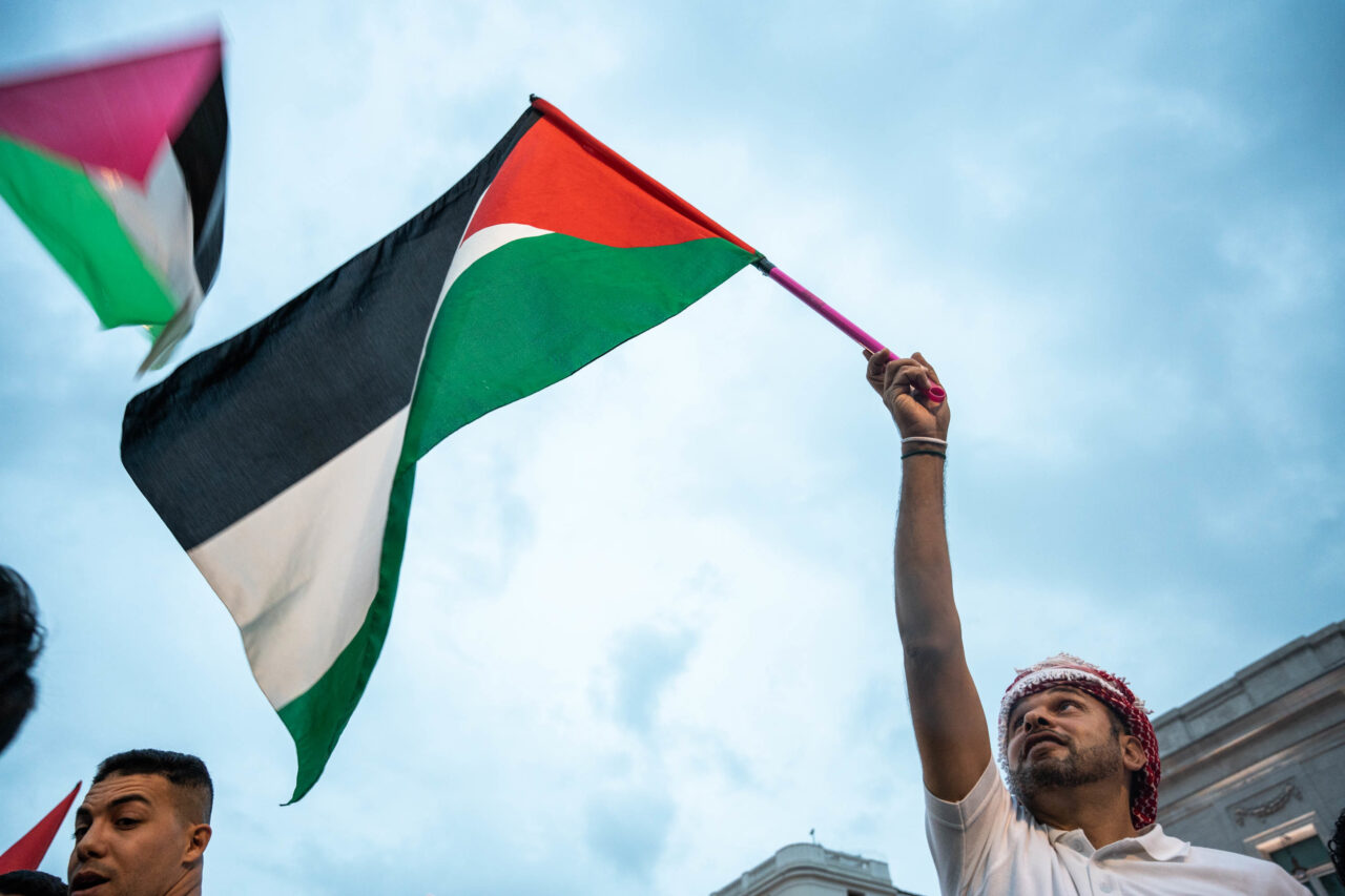 Archivo - Un hombre con una bandera de Palestina durante una manifestación en apoyo al pueblo palestino, desde la Puerta del Sol, a 15 de octubre de 2023, en Madrid (España)