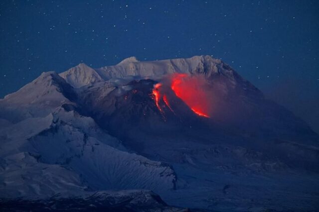 El volcán más alto de Eurasia entró en erupción tras potentes terremotos en Rusia El volcán más alto de Eurasia entró en erupción tras potentes terremotos en Rusia