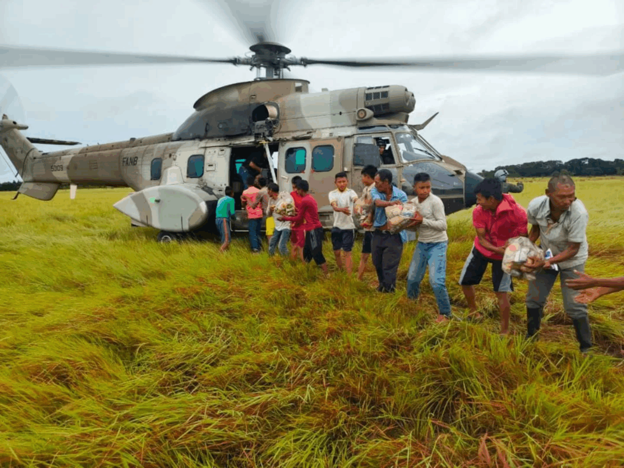 Entregan alimentos en comunidades indígenas aisladas por las lluvias en Apure