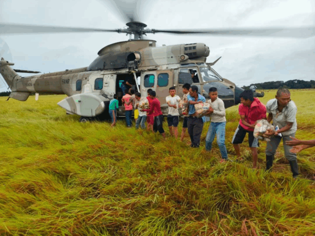Entregan alimentos en comunidades indígenas aisladas por las lluvias en Apure