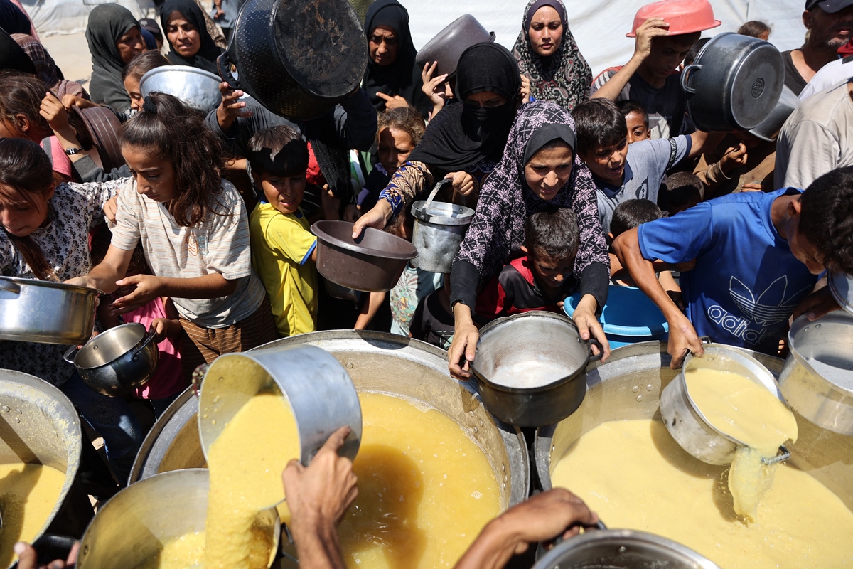 Enviado especial de EE UU visita un centro de distribución de ayuda en Gaza