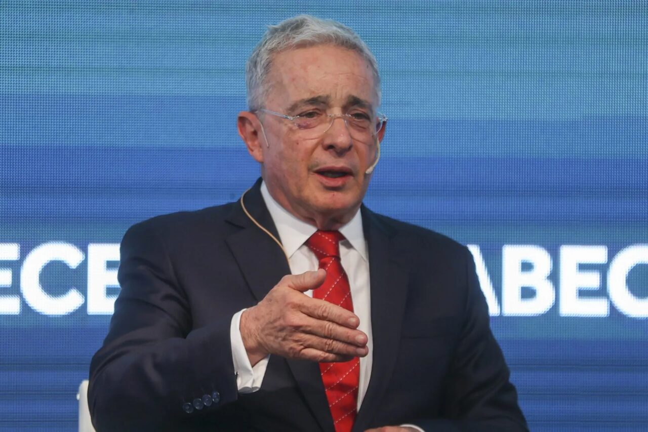 Álvaro Uribe fue condenado a 12 años de prisión domiciliaria por fraude y soborno