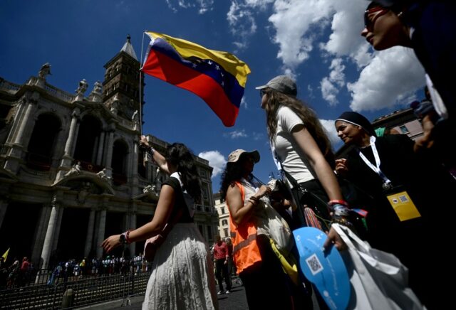 Miles de jóvenes católicos se congregan en Roma para una multitudinaria vigilia con el Papa
