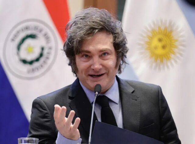 Milei veta leyes que beneficiaban a jubilados y personas con discapacidad en Argentina