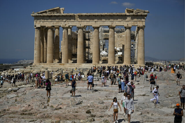 Plaka pide auxilio: Atenas se ahoga por su propia belleza