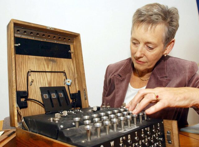 Murió Stella Rimington, la primera directora del MI5 e inspiración de "M" en la saga Bond