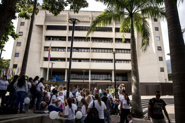 Familiares de presos políticos exigen al TSJ la revisión de sus casos
