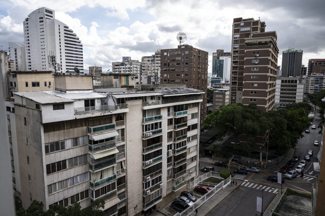 La mitad de los condominios en Venezuela está en riesgo de colapso por morosidad