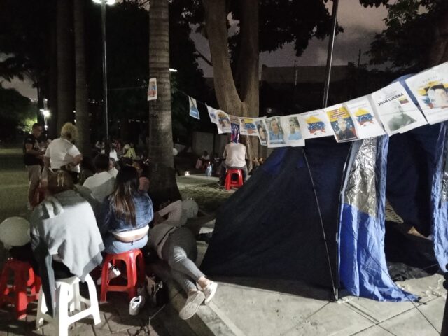 Colectivos atacaron vigilia de madres de presos políticos frente al TSJ
