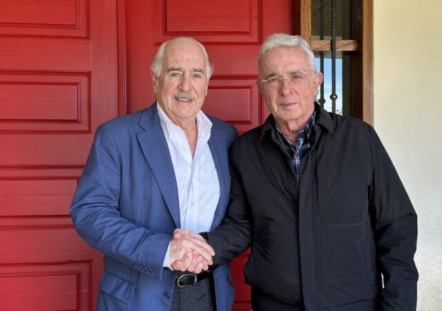 Álvaro Uribe recibe las visitas de políticos y empresarios en su hacienda tras condena