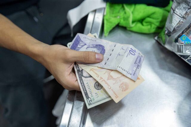 Dólar oficial roza los 130 bolívares tras siete meses de caída sostenida del bolívar