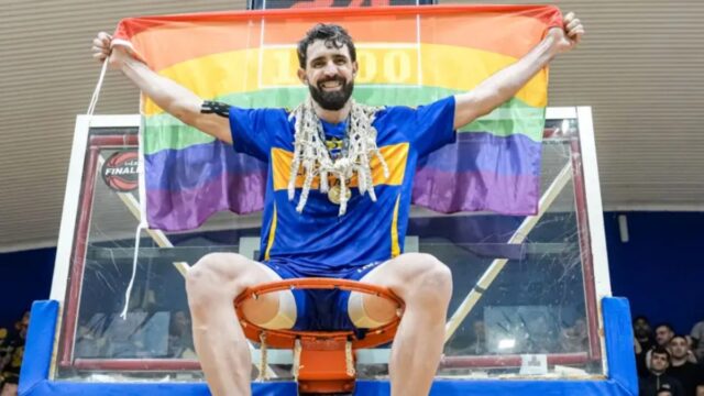 "Salí del closet porque no podía más": el basquetbolista gay que se proclamó campeón de Argentina con su equipo y lo celebró con la bandera arcoíris