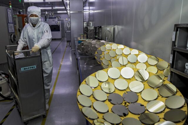 Aranceles del 100% anunciados por Trump sacuden el sector asiático de semiconductores