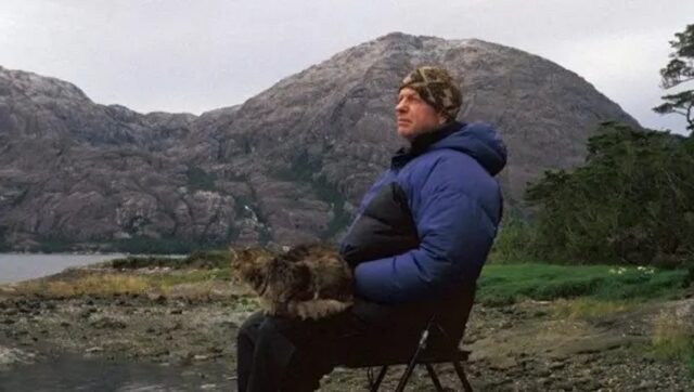 Las lecciones que aprendió el hombre que vivió durante un año solo con su gato en una remota isla de la Patagonia chilena