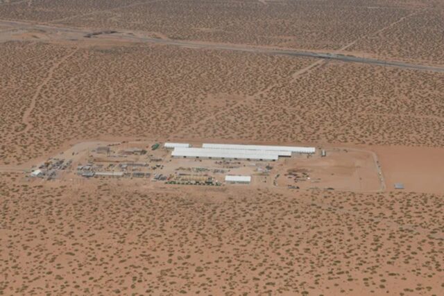 Qué se sabe del centro de detención de migrantes más grande de EE UU que se construye en el desierto de Texas