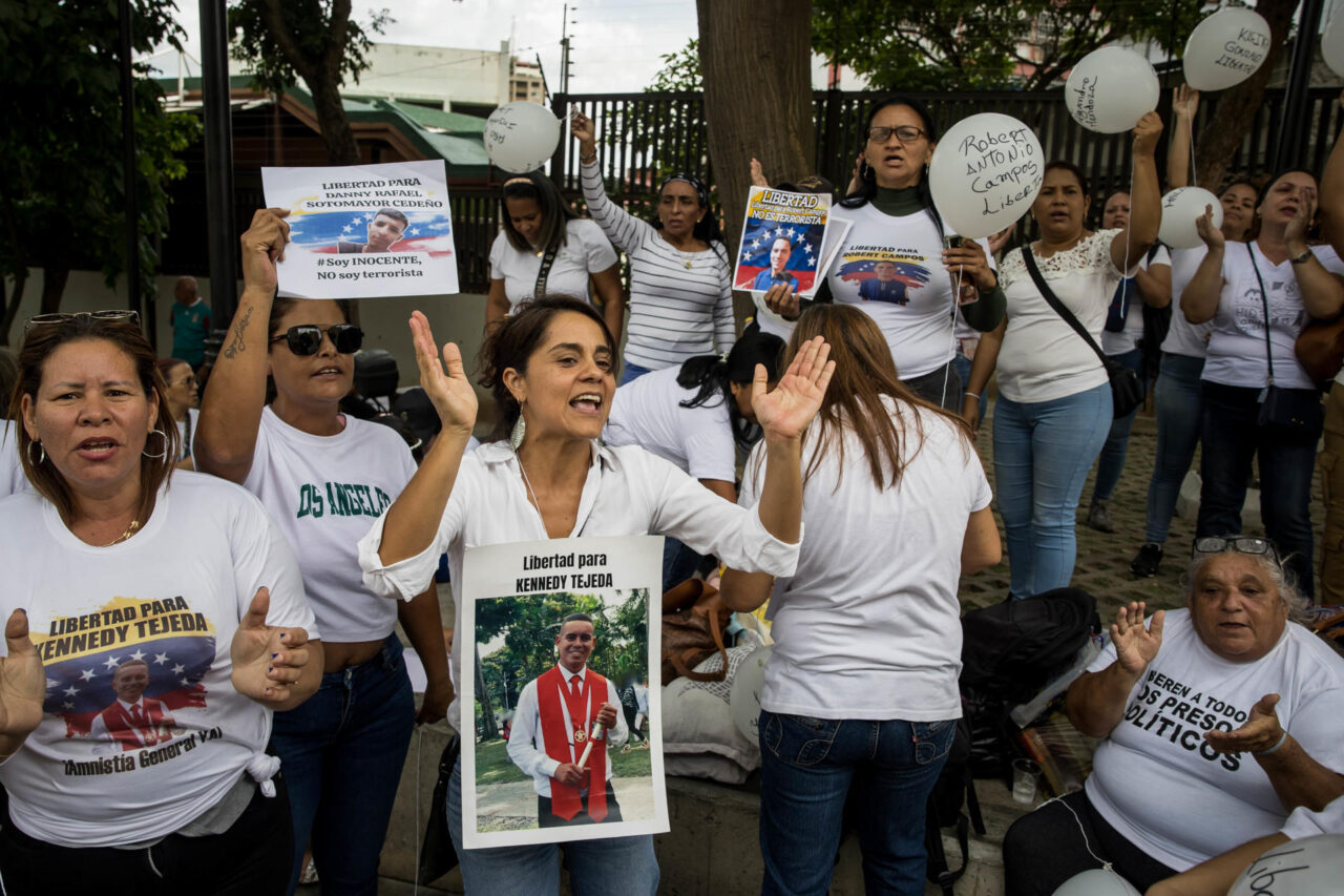 Familiares de presos políticos exigen al Supremo de Venezuela la revisión de sus casos