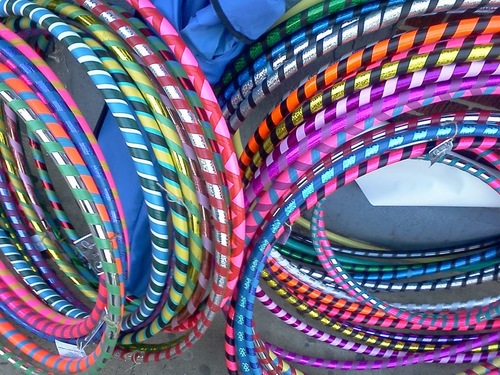 Regresa un clásico pop: las pulseras hula-hoop conquistan el 2025
