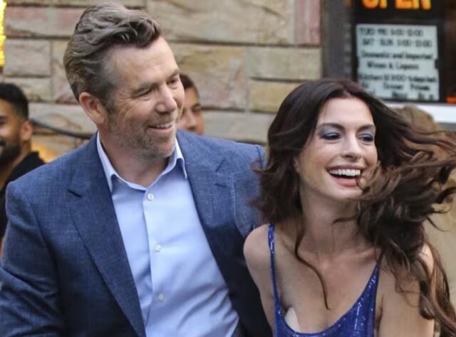Quién es Patrick Brammall, el galán australiano que va a enamorar a Anne Hathaway en El diablo viste a la moda 2