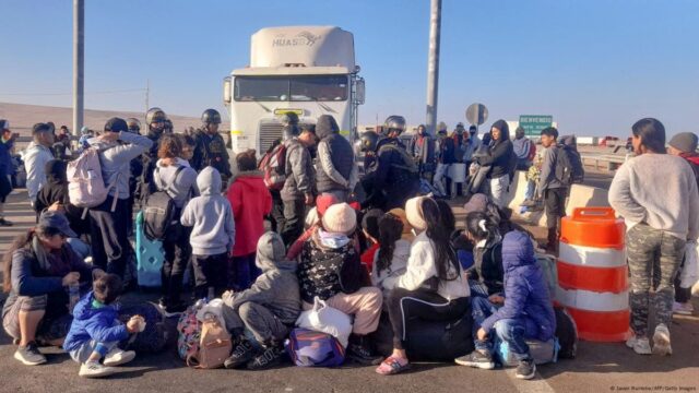 Detienen a seis traficantes de personas que transportaban a 38 migrantes, la mayoría venezolanos, de Chile hacia Perú