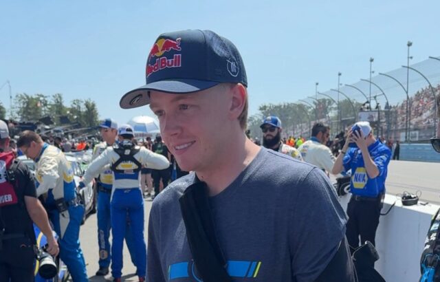 Piloto de Nascar Connor Zilisch se rompe la clavícula al caer mientras celebraba su triunfo