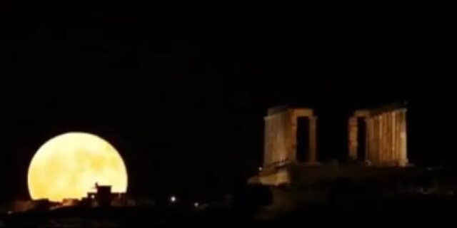 La "Luna de Esturión" brindó un espectacular momento detrás del antiguo Templo de Poseidón, cerca de Atenas, Grecia