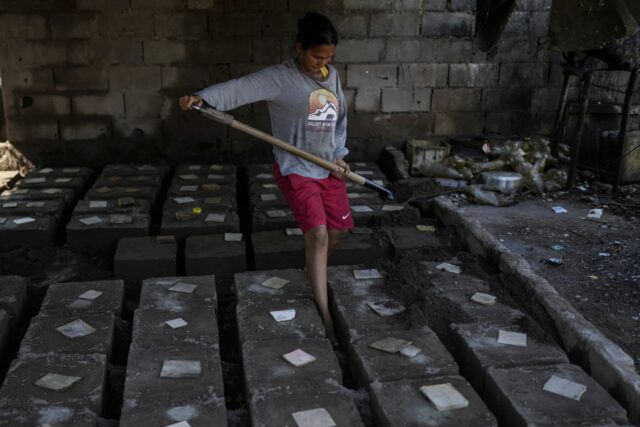 Migrantes venezolanos deportados de EE UU retornan a un país más empobrecido y hostil