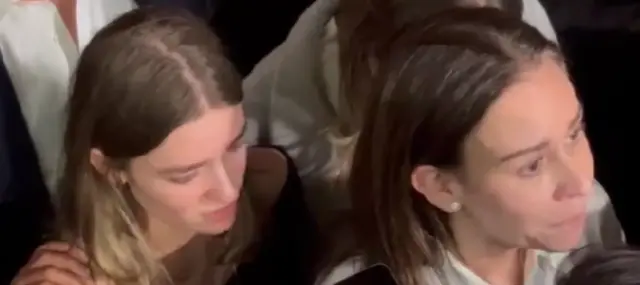 Así fue la llegada de la familia de Miguel Uribe a la cámara ardiente en el Salón Elíptico del Congreso: su esposa habló