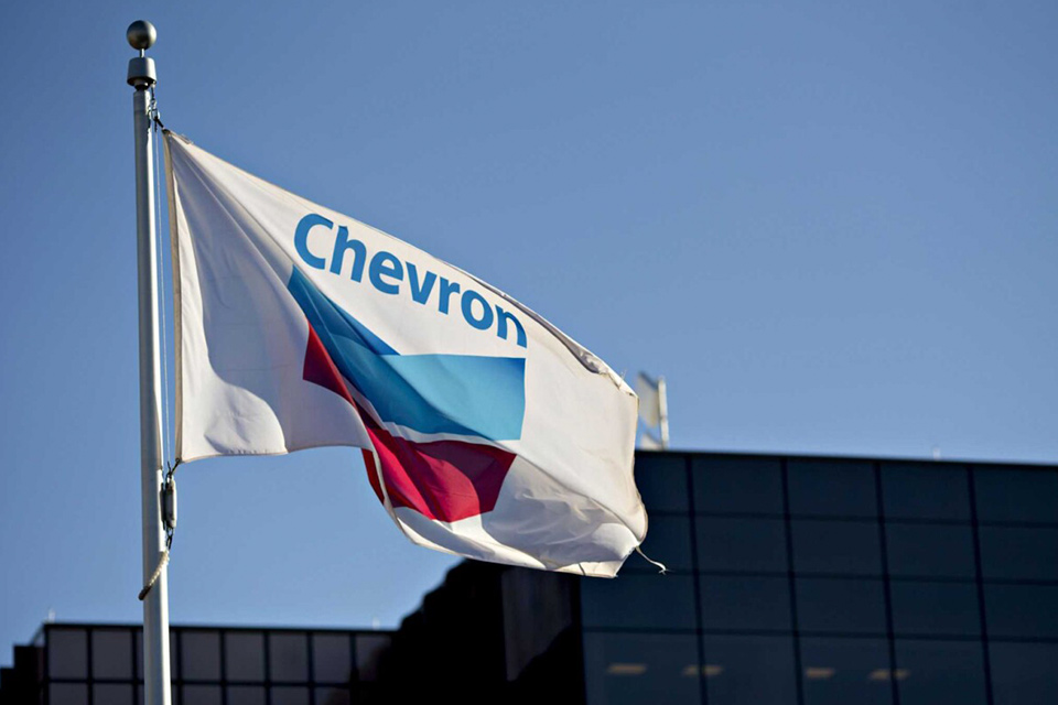Exxon y Chevron superan expectativas de Wall Street pese a desplome en sus utilidades