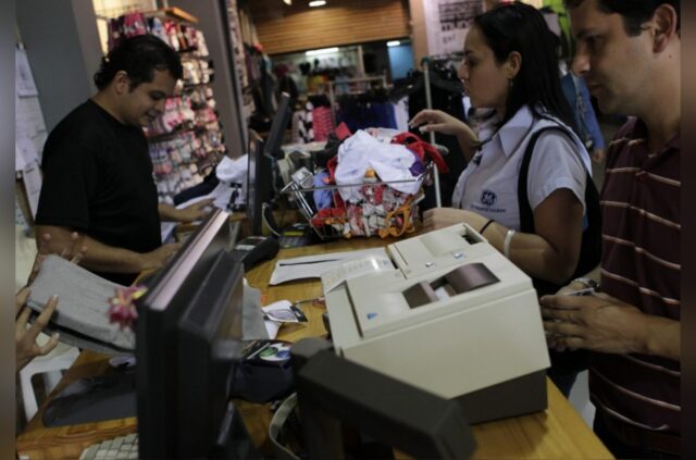 Venezolanos han aprendido a manejar crisis dentro y fuera del país, según economista