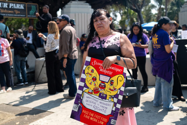 "Aquí estamos y no nos vamos”, el mensaje de resistencia de latinos en Los Ángeles a Trump