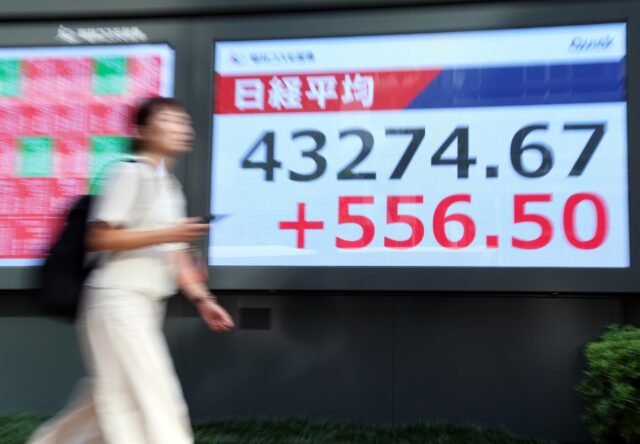 El Nikkei supera por primera vez los 43.000 puntos aupado por los máximos en Wall Street