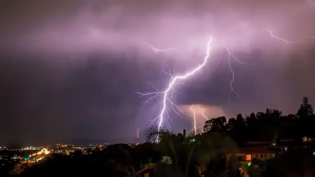 Qué son las tormentas secas y qué papel tienen en los incendios que asolan parte de España